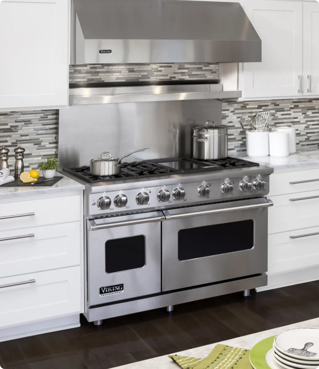 Viking professional gas range with black knobs in an Orange County kitchen